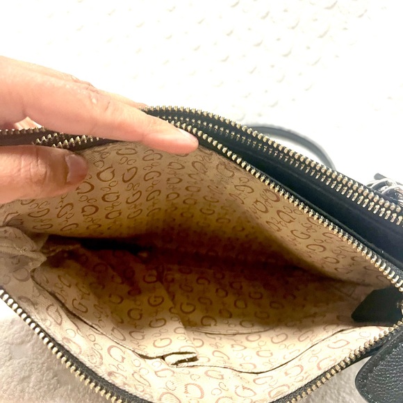 Black double zip cross body Guess purse gorgeous simple design soft material - Picture 3 of 6